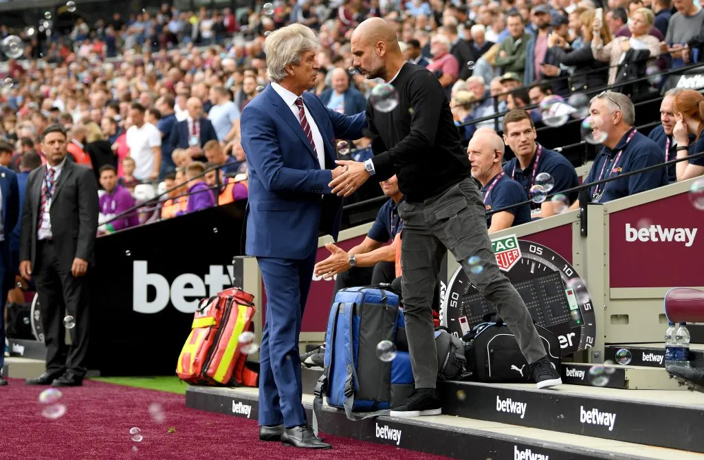 Manuel Pellegrini y Josep Guardiola se toparon en la Premier League y salieron al baile en Chile. (Shaun Botterill/Getty Images).