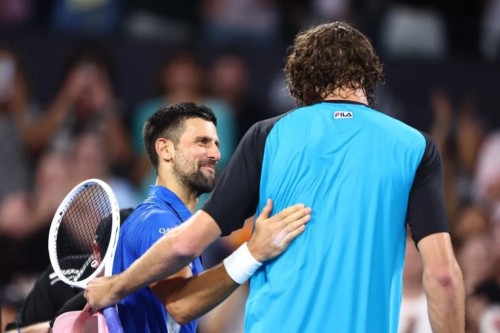 Novak Djokovic felicita a Reilly Opelka tras caer ante él en Brisbane 2025 (Getty Images).