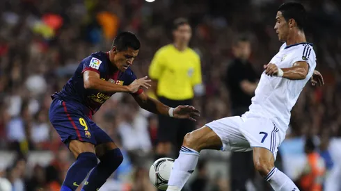 Alexis Sánchez ante Cristiano Ronaldo en un clásico entre el Real Madrid y el Barcelona.