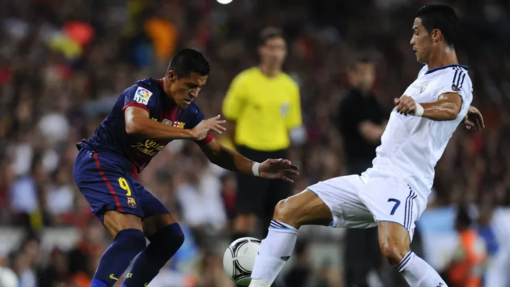 Alexis Sánchez ante Cristiano Ronaldo en un clásico entre el Real Madrid y el Barcelona.