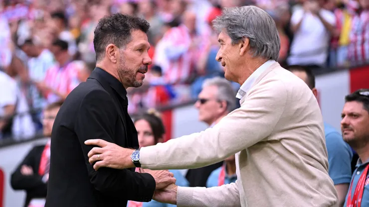 Diego Pablo Simeone junto a Manuel Pellegrini en un partido entre Atlético Madrid y el Betis en La Liga.