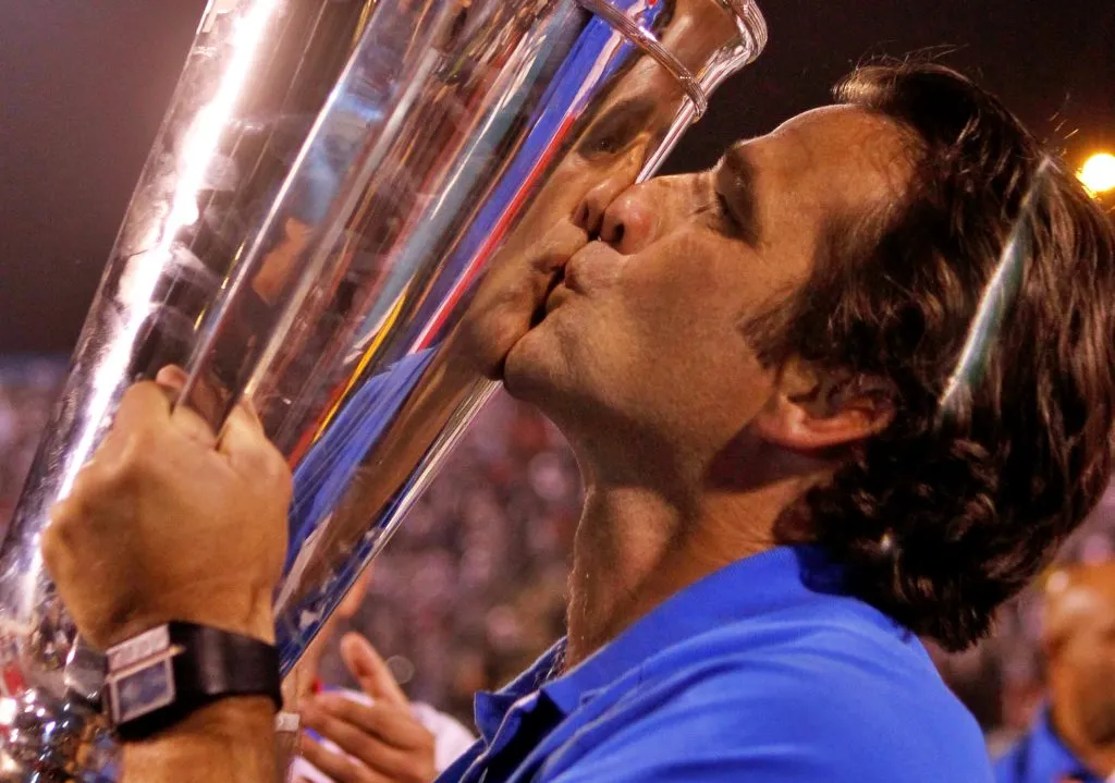 Juan Antonio Pizzi con la copa de campeón del 2010 en su primer paso en Universidad Católica. | Foto: Photosport.