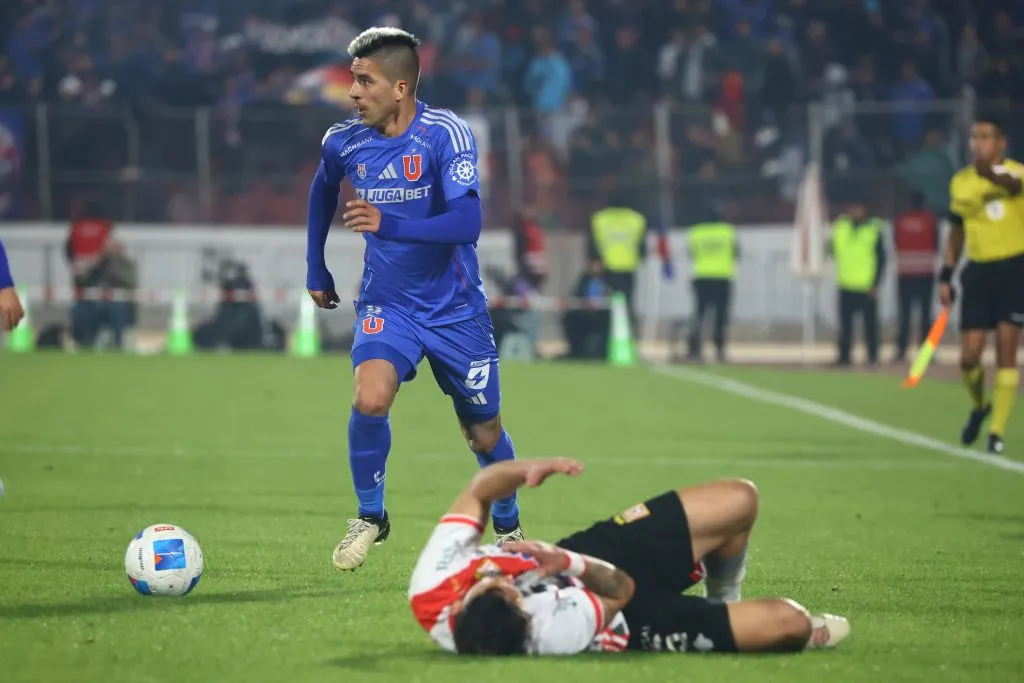 Leandro Fernández podría ser baja para el fin de semana, cuando la U choque ante Coquimbo Unido. Foto: Jonnathan Oyarzun/Photosport