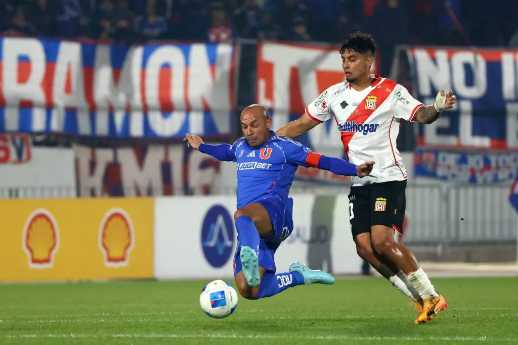 Marcelo Díaz enfrenta la marca de Yerko Leiva, un ex azul de Curicó Unido. (Jonnathan Oyarzun/Photosport).