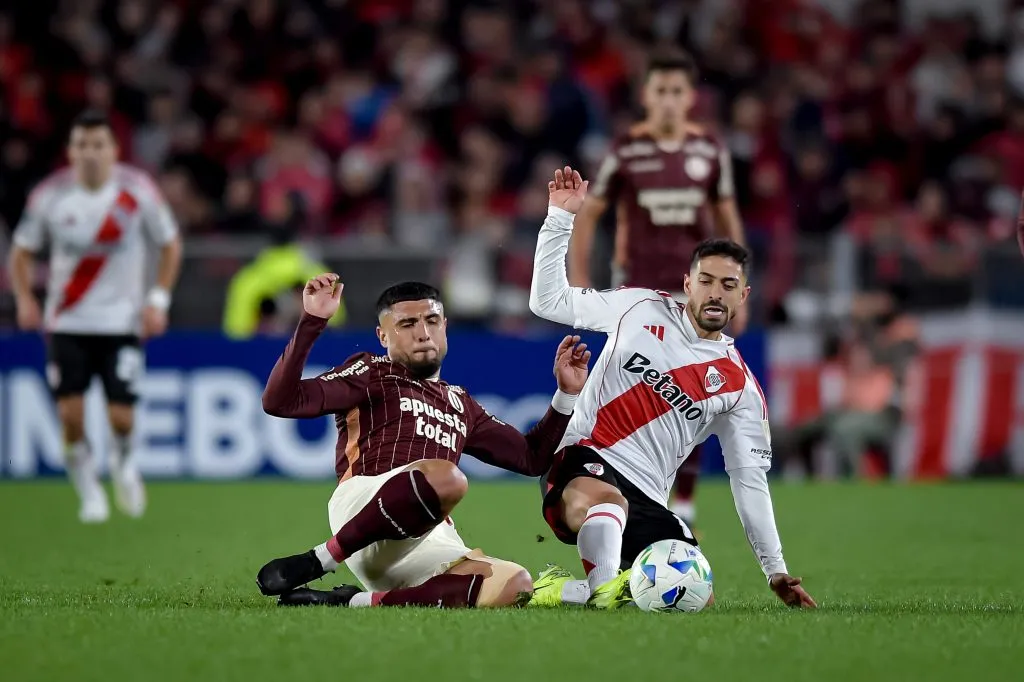 Rodrigo Ureña lucha un balón con Manuel Lanzini de River Plate en la Copa Libertadores. (Marcelo Endelli/Getty Images).