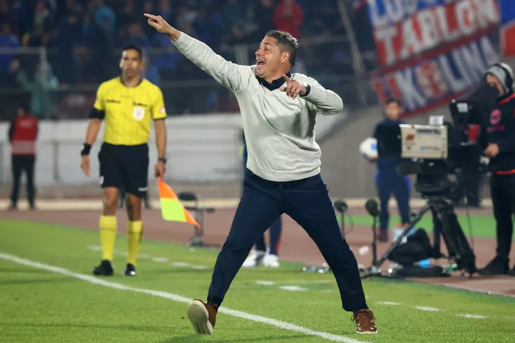 Héctor Almandoz da indicaciones en el Estadio Nacional. (Jonnathan Oyarzun/Photosport).