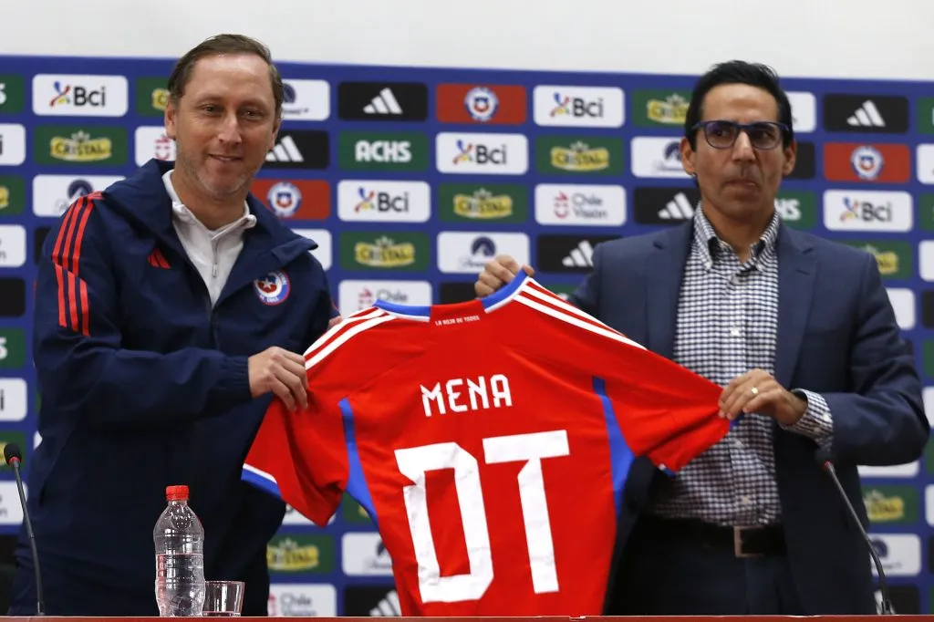 Luis Mena tiene un 65,28 % de rendimiento en la selección chilena femenina. | Foto: Photosport.