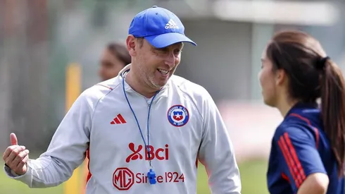 Luis Mena lleva dos años al mando de la selección chilena femenina.