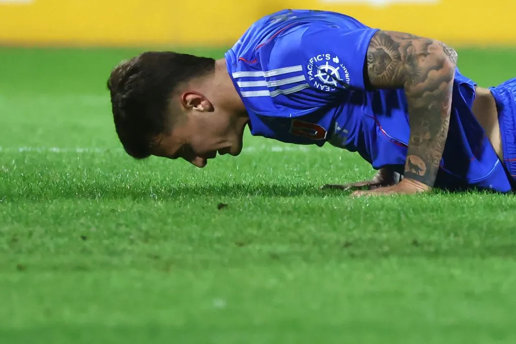 Franco Calderón deja muy preocupada a la U luego de sus molestias contra Curicó Unido. Foto: Photosport.