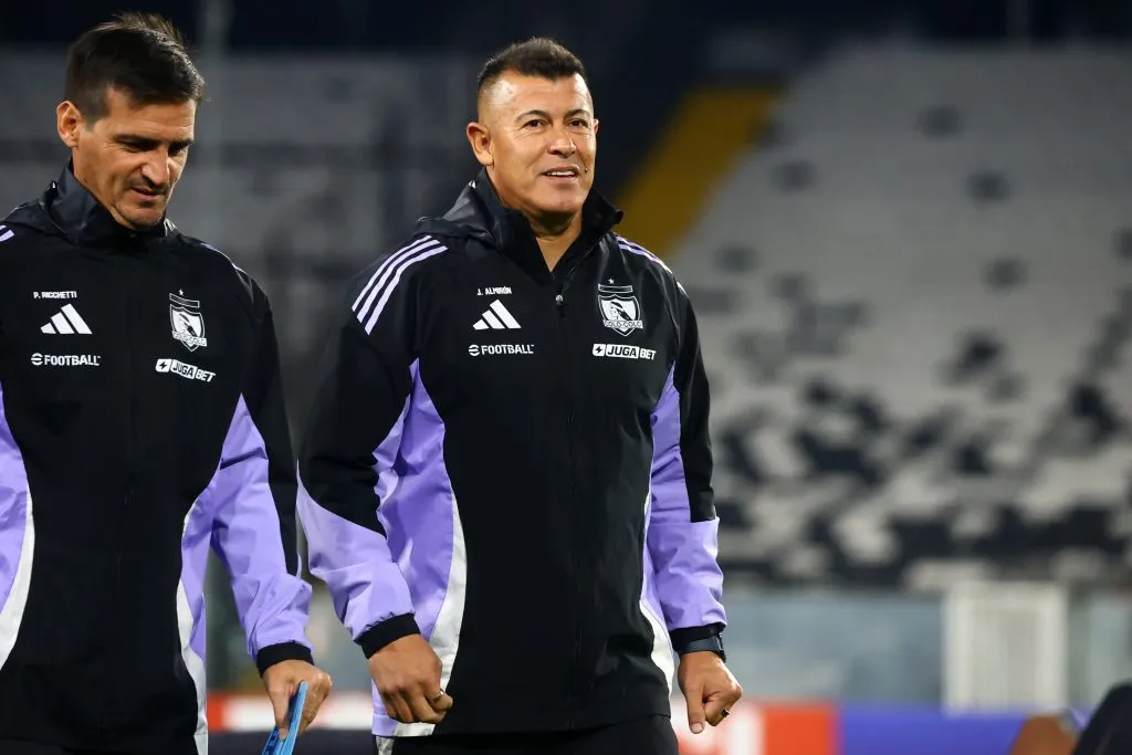 Pese a estar suspendido, Jorge Almirón viajó a Iquique con la delegación de Colo Colo. | Foto: Photosport.