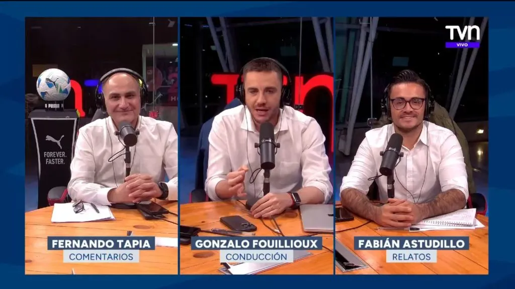 Fabián Astudillo (a la derecha) relató para Mega 2, la señal secundaria de Mega, el duelo de Chile ante Bolivia. Foto: TVN.
