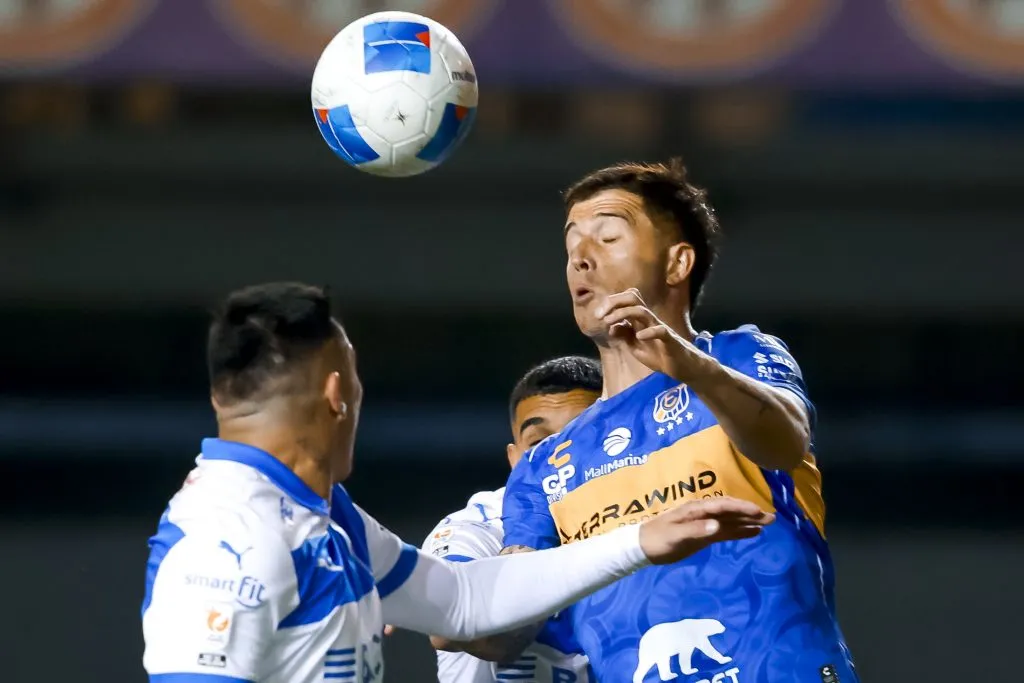 Ignacio Ramírez disputa un balón aéreo con Gary Medel. (Pepe Alvujar/Photosport).