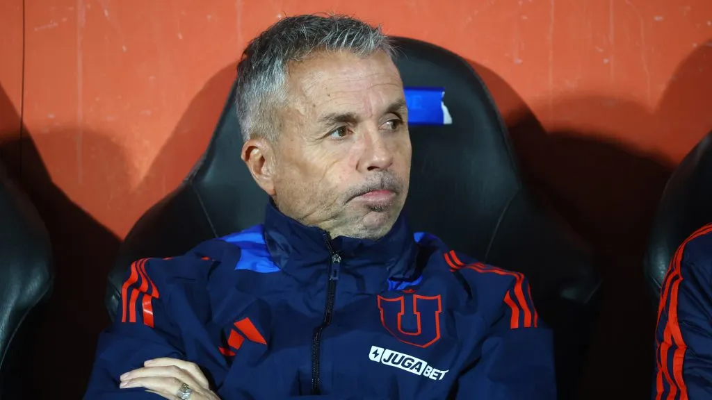 Gustavo Álvarez tendrá que modificar la formación de la U por algunas bajas y dudas. Foto: Photosport.