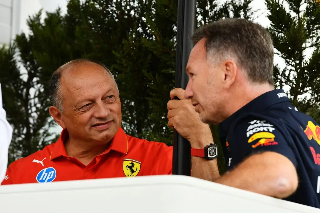 Frédéric Vasseur (izq) tiene en duda su puesto en Ferrari y Christian Horner (der) asoma como un candidato a su reemplazo. (Foto: James Sutton/Getty Images)