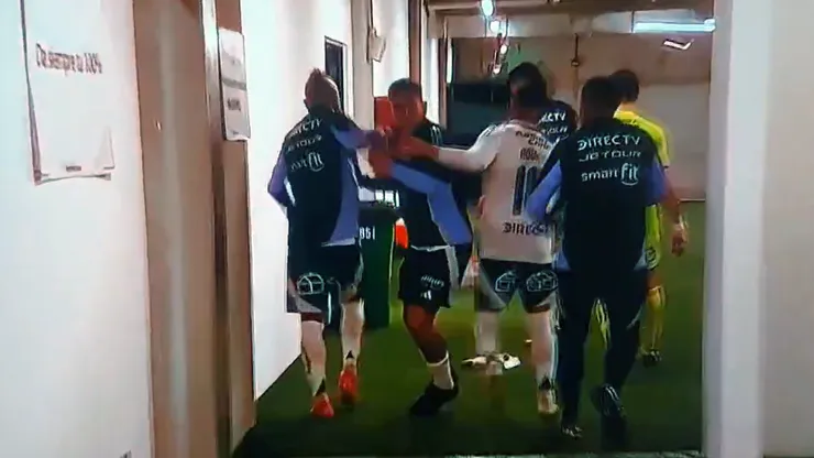 Vidal se llevó la pelea con De Paul al camarín de Colo Colo.