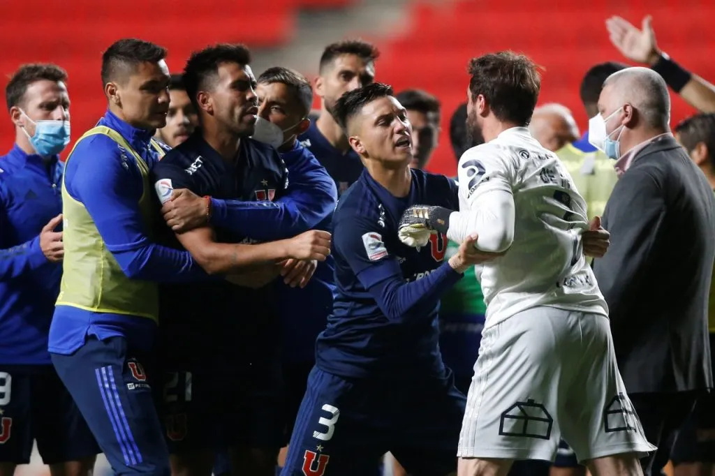 La pelea entre Fernando De Paul y Gonzalo Espinoza partió en la cancha (Photosport)