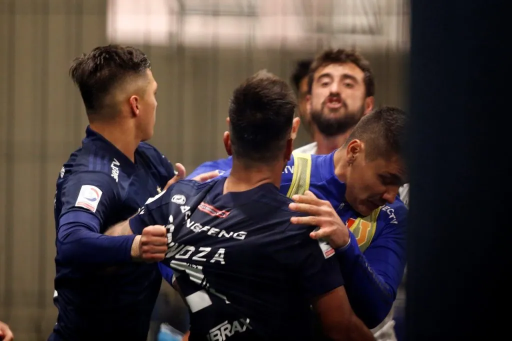 En el camarín de la U siguió la pelea y se fueron a las manos (Photosport)