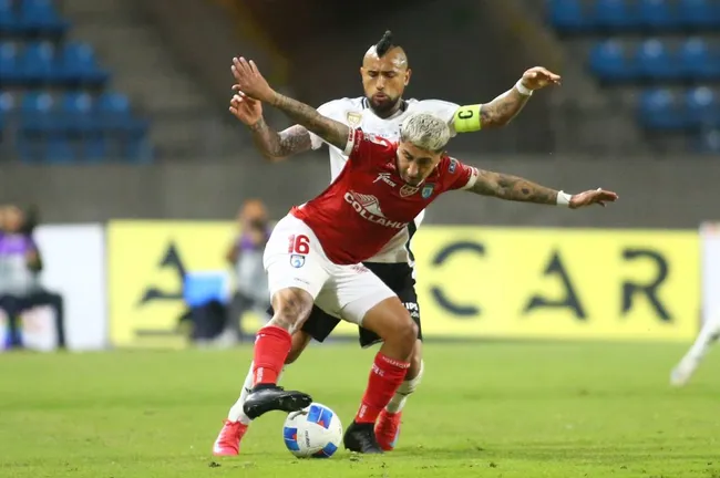 Arturo Vidal dio a entender que cuestionar su pelea con De Paul contra Iquique es no entender de fútbol, pero los históricos de Colo Colo lo hacen bolsa por líder negativo.