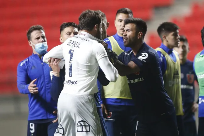 Gonzalo Espinoza y Fernando de Paul tuvieron un fuerte roce en Universidad de Chile. (Raul Zamora/Photosport).