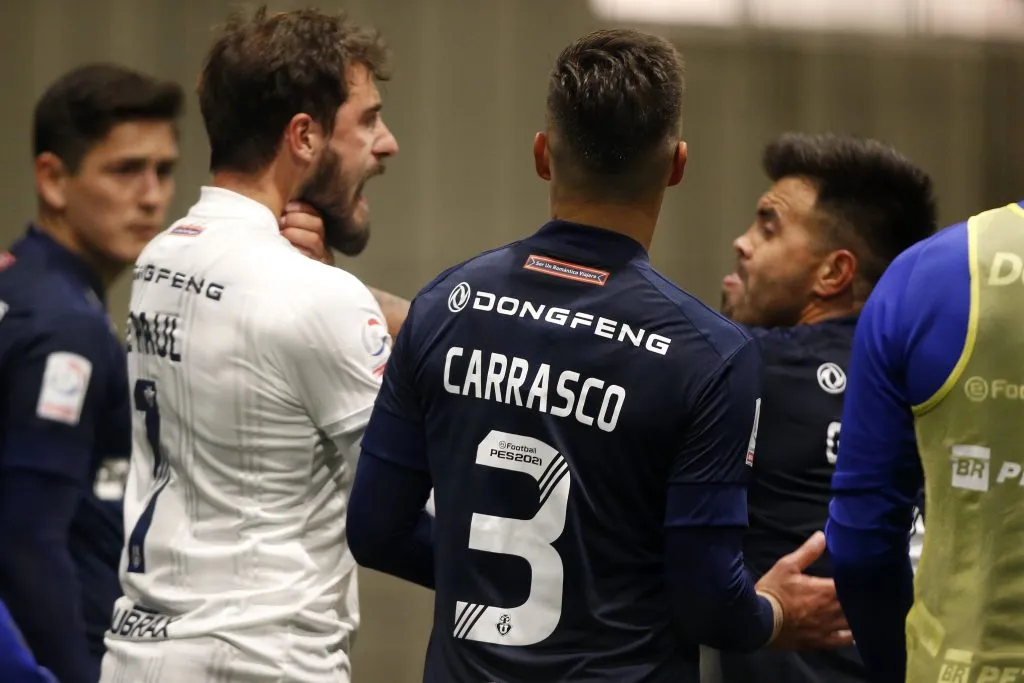 Otra imagen de la disputa que tuvo De Paul con Espinoza. (Raul Zamora/Photosport).