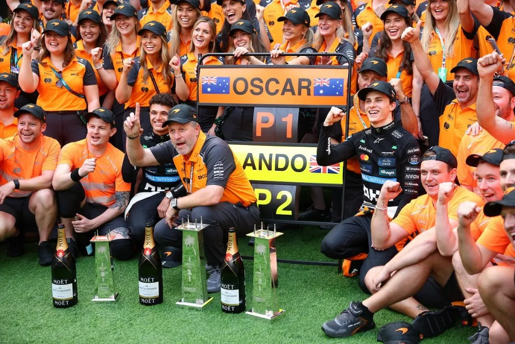 Oscar Piastri, Lando Norris y el equipo McLaren celebran durante el GP de Miam (Getty Images).