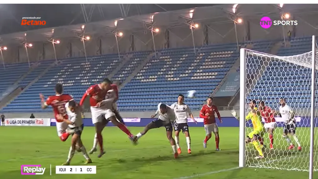 Javier Correa se agachó y la pelota se desvió en él. (Captura TNT Sports).