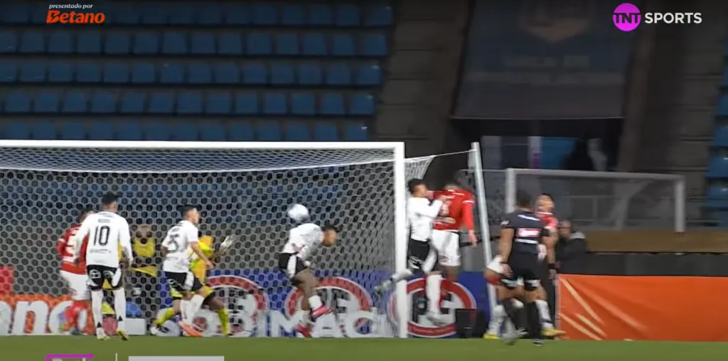 Otra imagen del pivoteo de Javier Correa para el autogol de Vidal. (Captura TNT Sports).