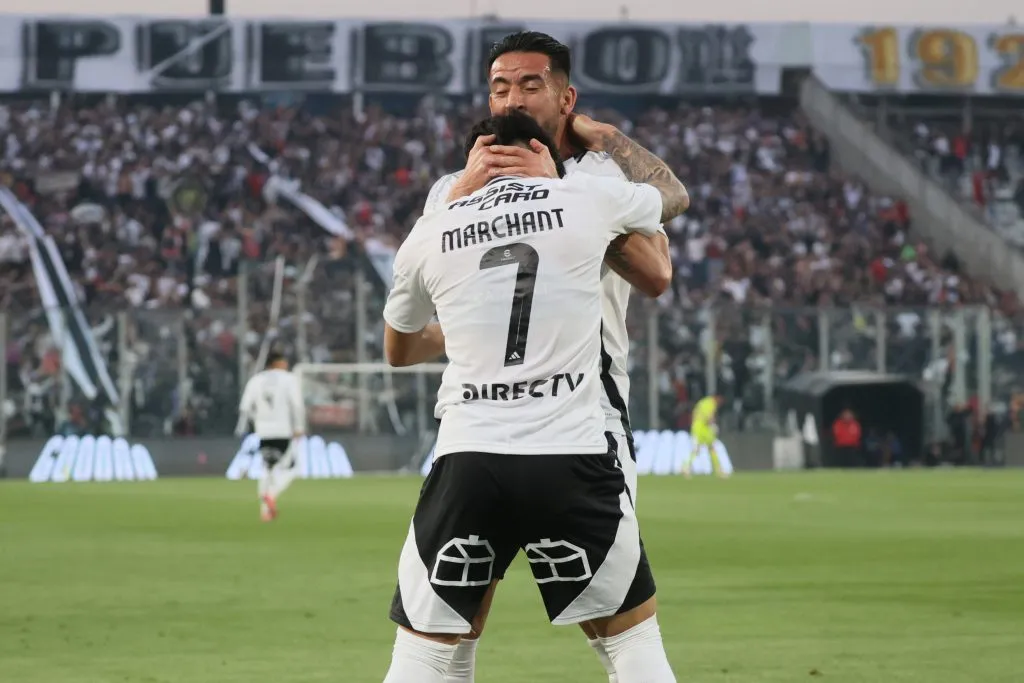 Mauricio Isla celebra con Francisco Marchant ante la Unión Española. (Dragomir Yankovic/Photosport).