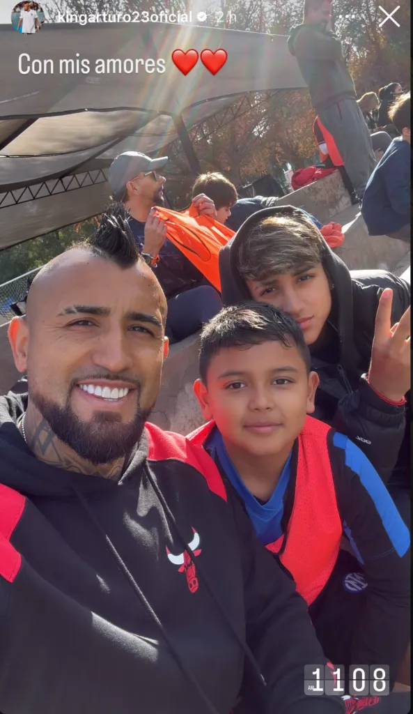 Arturo Vidal en compañía de sus hijos Alonso y Emiliano.