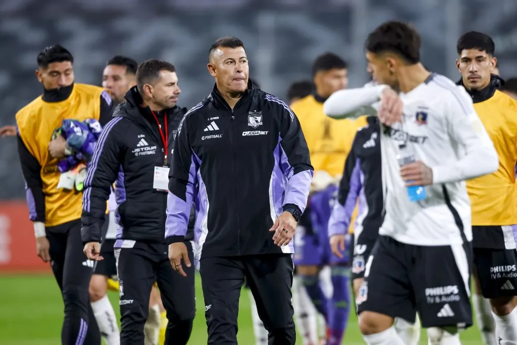 Lobos no tiene dudas: Almirón tenía que seguir en Colo Colo.