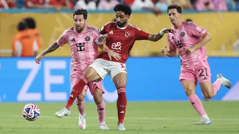 Lionel Messi del Inter Miami vs Marwan Attia del Al Ahly FC.
