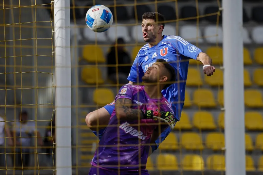 Lucas di Yorio tuvo una discusión con Gustavo Álvarez. Foto: Andres Pina/Photosport