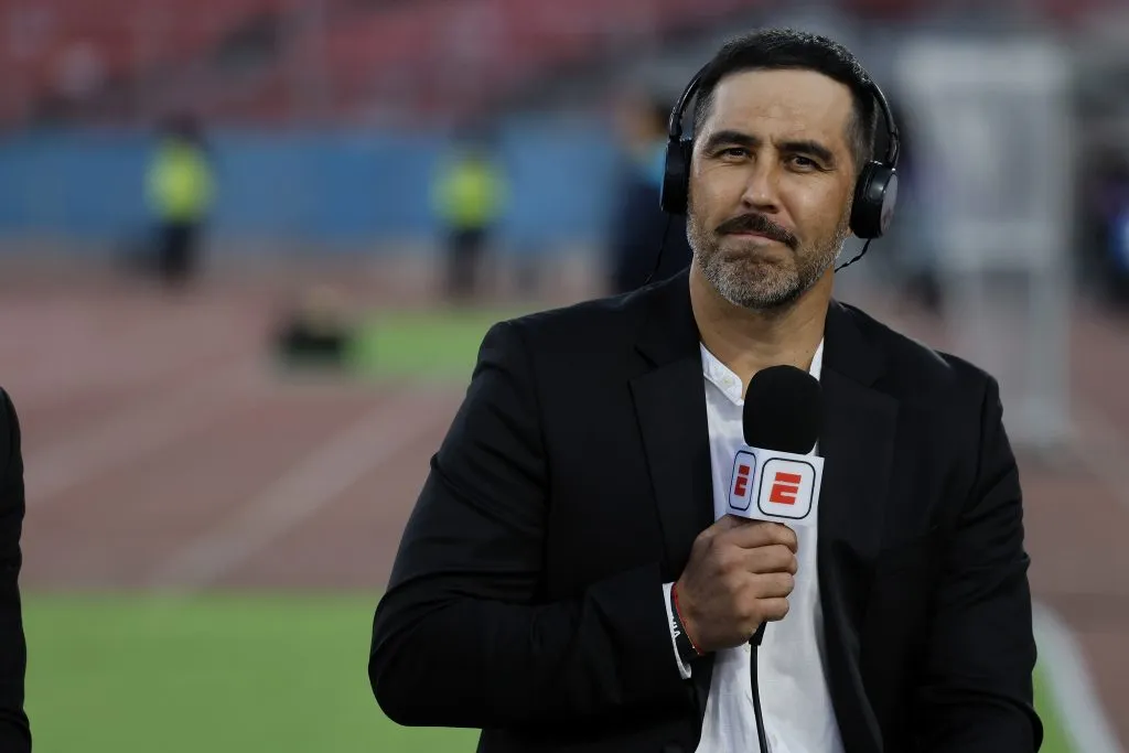 Hoy en día, Claudio Bravo se dedica entre otras cosas a ser comentarista en ESPN. (Andres Pina/Photosport).