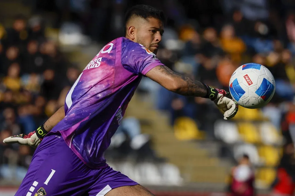 Gonzalo Flores tuvo un gran partido ante la U de Chile. Lo felicitó su colega Diego Sánchez. (Andres Pina/Photosport).