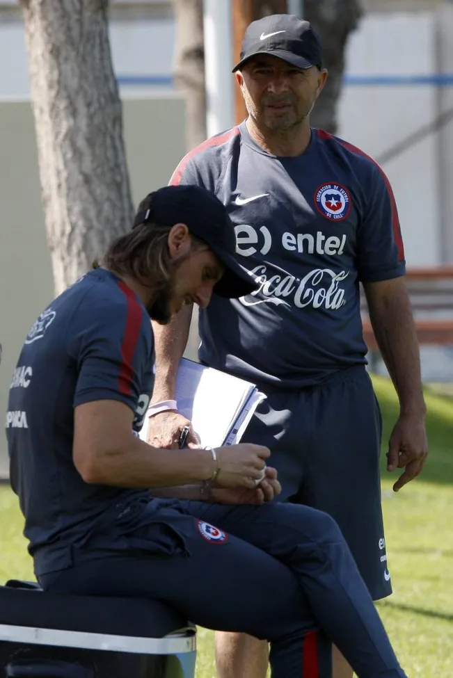 Jorge Sampaoli en una práctica de la Roja acompañado de Sebastián Beccacece. (Paul Plaza/Photosport).