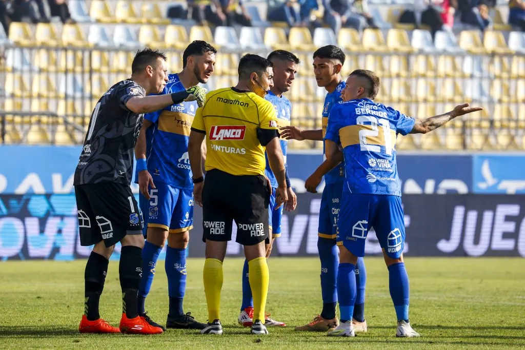 Everton lo pasa mal y puede ser peor por deudas. Foto: Photosport.