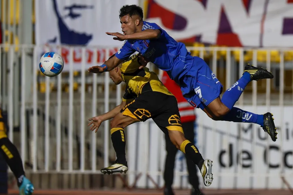 Fabián Hormazábal salió con una lesión que lo dejó muy desanimado en el banco. (Andres Pina/Photosport).