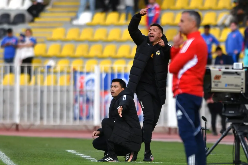 Esteban González y su ayudante, Miguel Pinto, dan indicaciones en el duelo ante U de Chile. (Alejandro Pizarro Ubilla/Photosport).