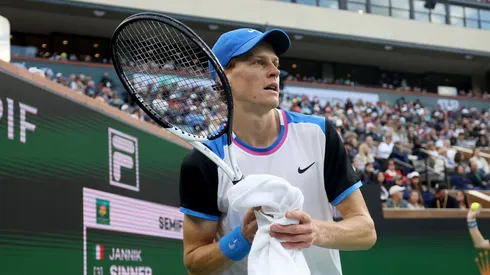 Jannik Sinner remolca su raqueta en Indian Wells 2024.