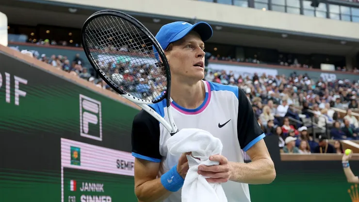 Jannik Sinner remolca su raqueta en Indian Wells 2024.