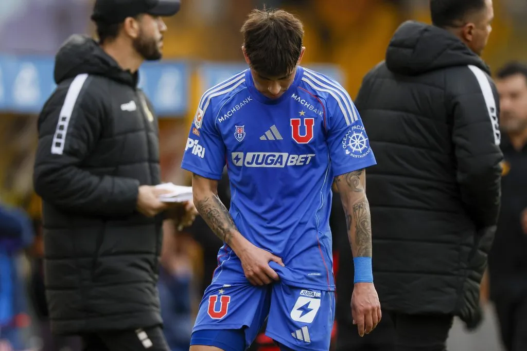 El gesto que aproblema a Maxi Guerrero. (Andres Pina/Photosport).