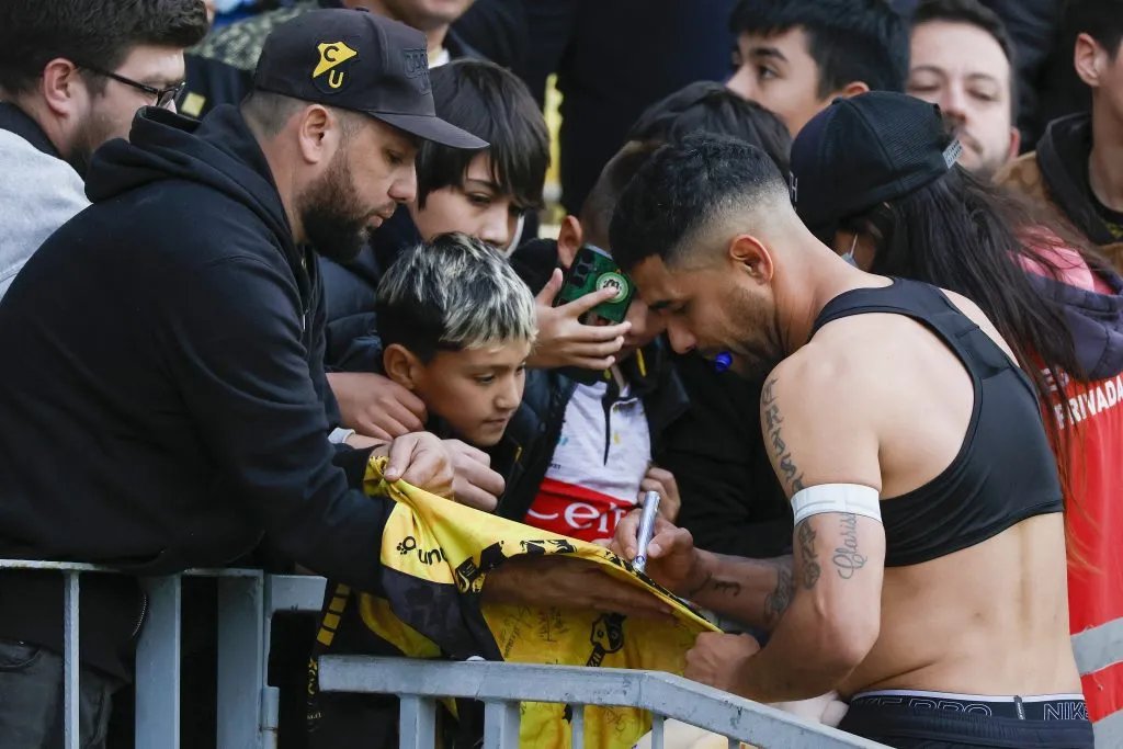 Manuel Fernández firma autógrafos tras la victoria ante Universidad de Chile. (Andres Pina/Photosport).