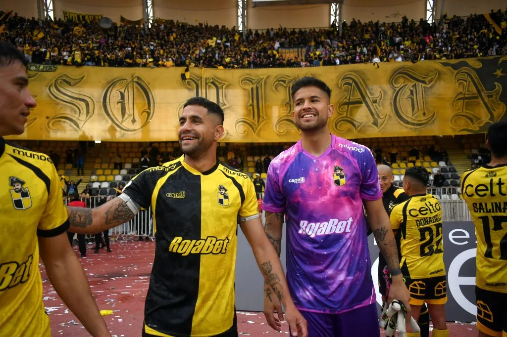 Manuel Fernández y Gonzalo Flores celebran la victoria de Coquimbo Unido ante U de Chile. (Alejandro Pizarro Ubilla/Photosport).