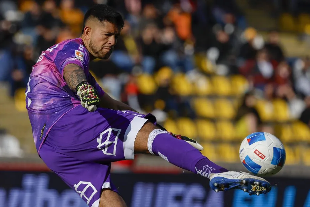Gonzalo Flores en acción ante Universidad de Chile. No había jugado ni en la Copa Chile. (Andres Pina/Photosport).