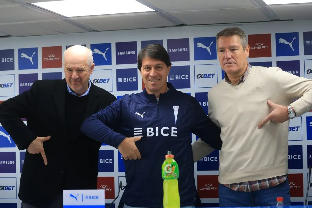 Juan Tagle, Daniel Garnero y Tati Buljubasich en la presentación del DT de los Cruzados. (Javier Salvo/Photosport).