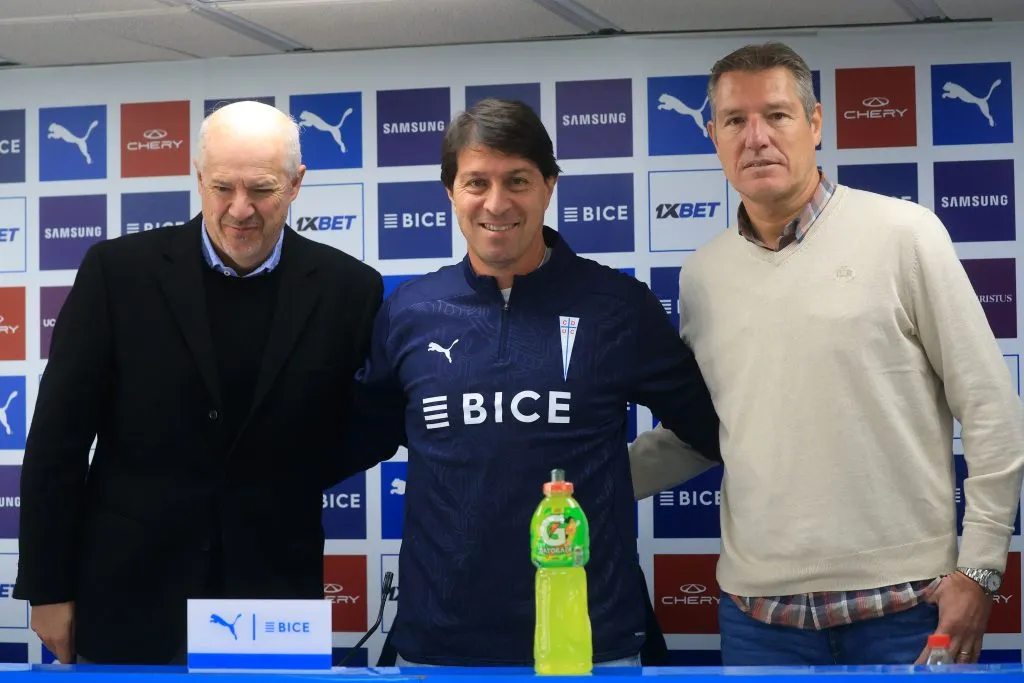 Juan Tagle y José María Buljubasich presentaron a Daniel Garnero como el nuevo DT de la UC. Foto: Javier Salvo/Photosport