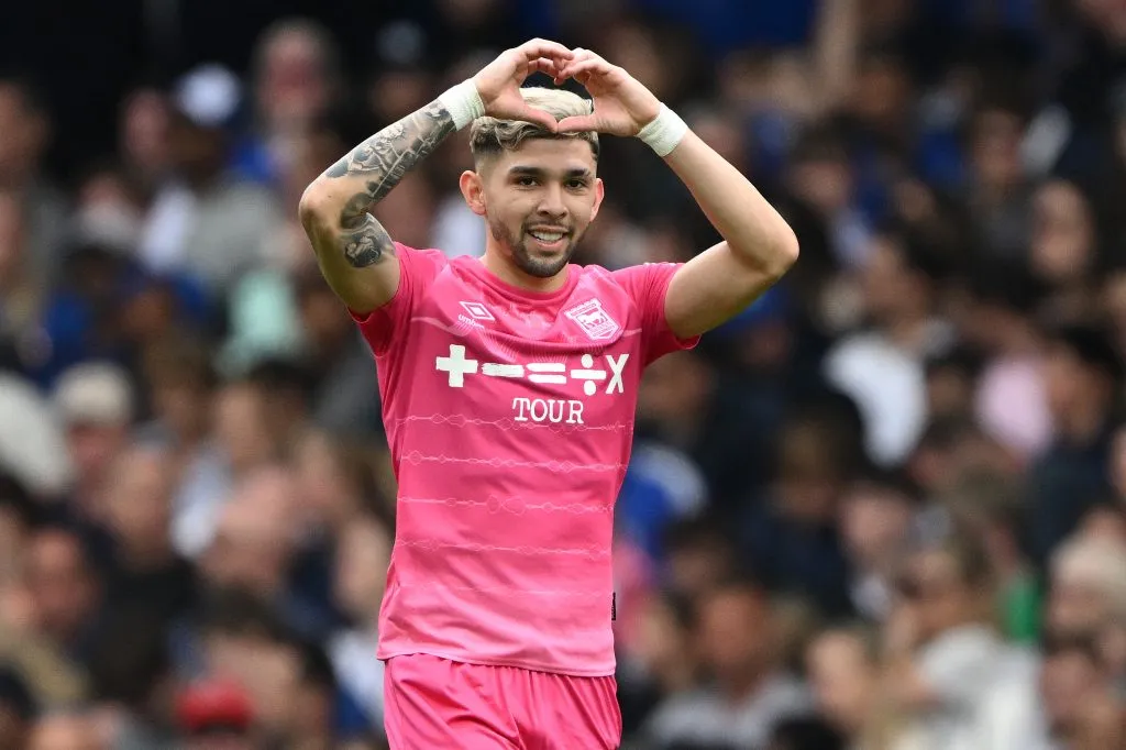 Julio Enciso celebra un gol que convirtió en el Ipswich Town. (Mike Hewitt/Getty Images).