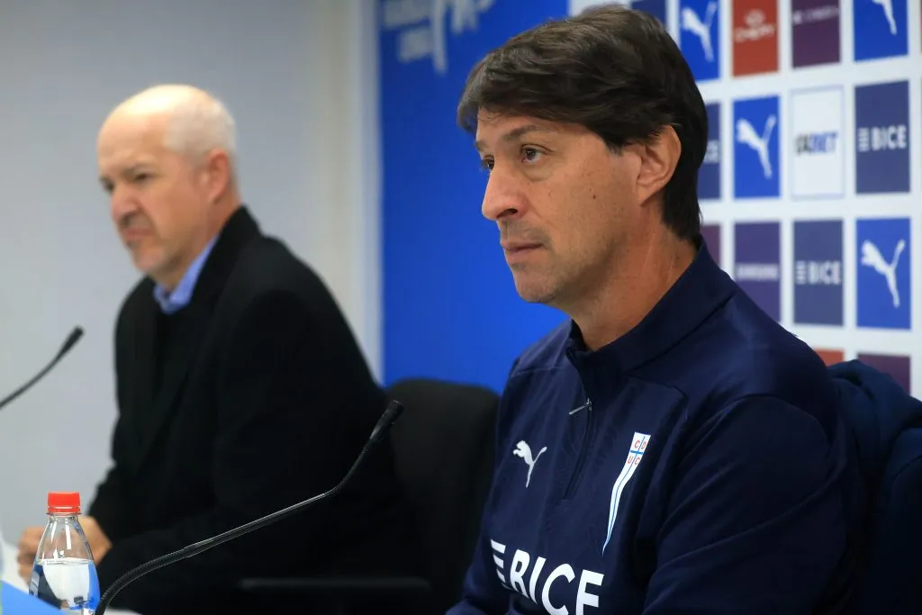 Juan Tagle y Daniel Garnero en la presentación del nuevo DT de Católica. (Javier Salvo/Photosport).