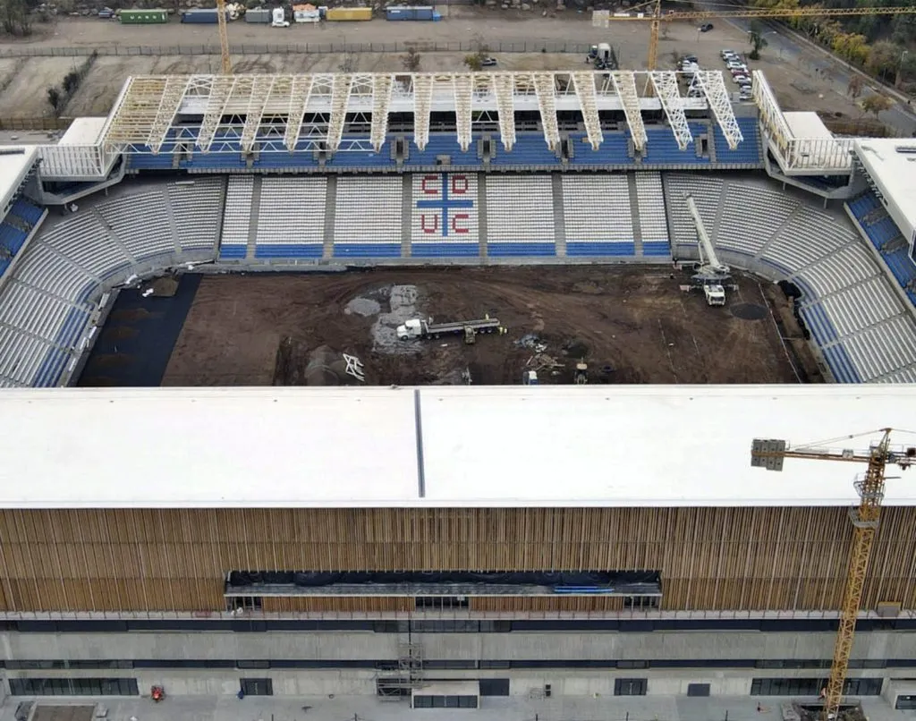 Los permisos municipales podrían retrasar el regreso de Universidad Católica a su nuevo estadio. | Foto: Cruzados.