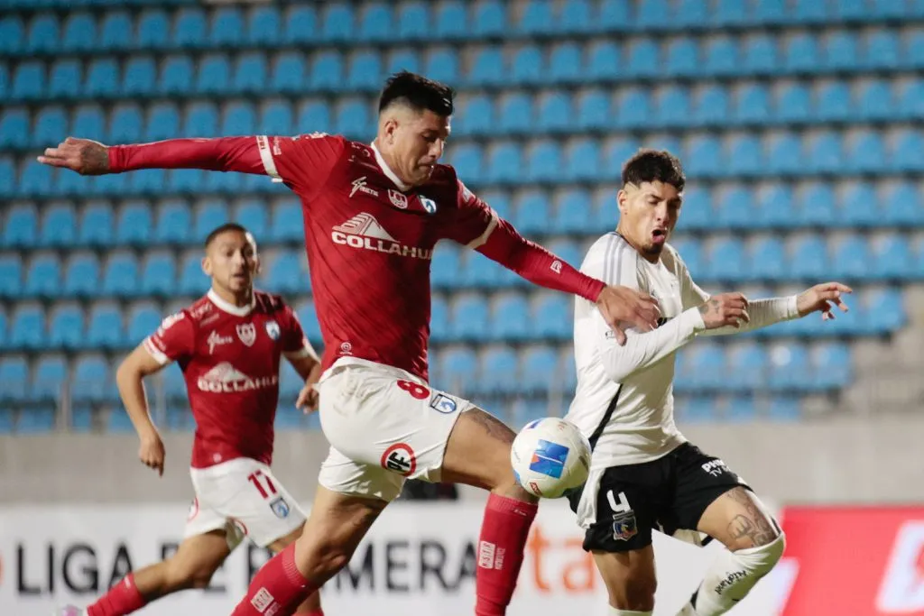 Alan Saldivia lucha con Steffan Pino de Deportes Iquique en el empate 2-2. (Johan Berna/Photosport).